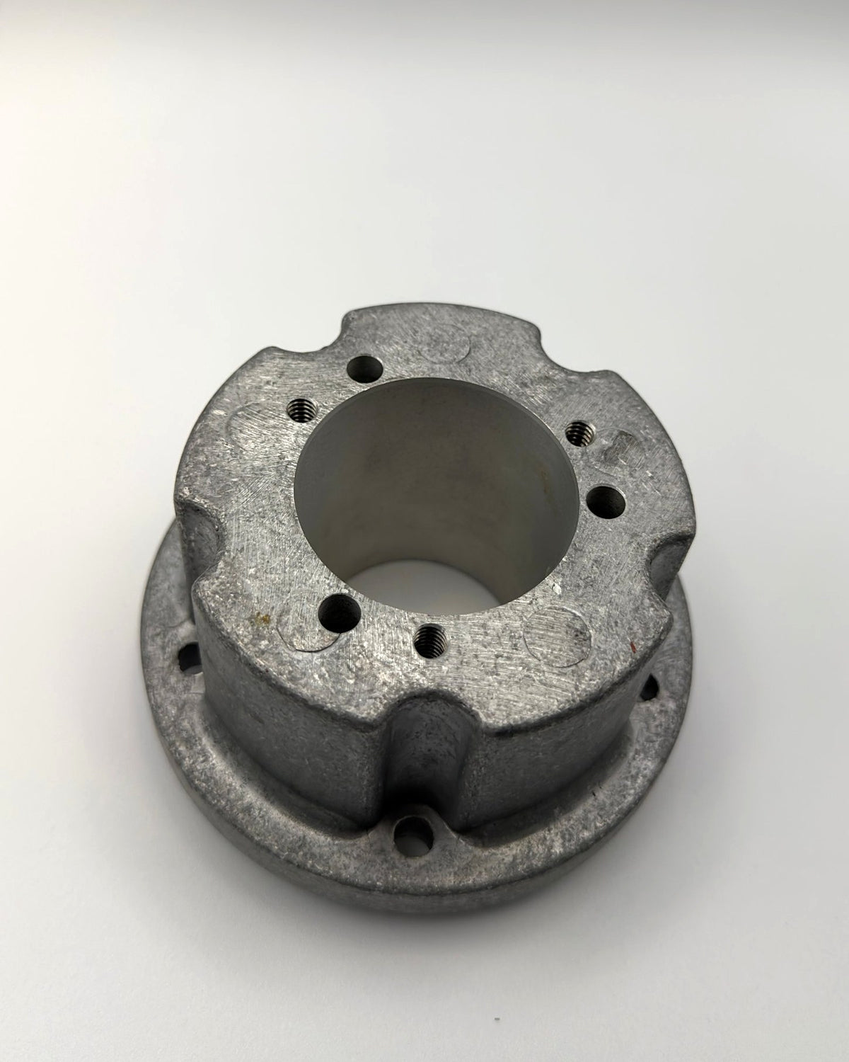 Multiwing SH center boss, boss end with SH bushing bolt holes